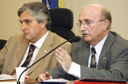 Delcdio Amaral (PT-MT)  esquerda e Osmar Serraglio (PMDB-PR), respectivamente Presidente e Relator da CPMI dos Correios - Foto: 05.08.2005