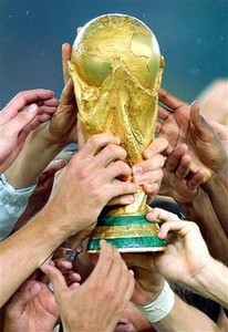 As mos dos jogadores brasileiros seguram o Trofu da Copa do Mundo FIFA ao conquistar o penta em 2002