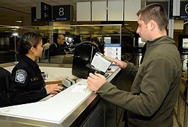Turista fazendo "check in" no Aeroporto Washington Dulles International