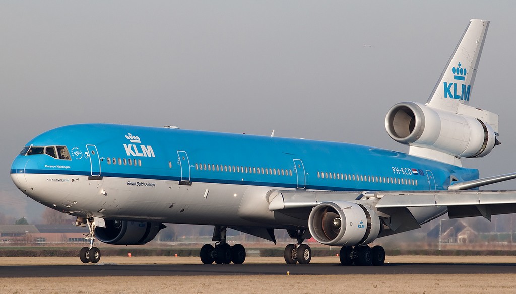 A COMPANHIA HOLANDESA KLM AINDA UTILIZA O MD-11 DE PASSAGEIROS. AQUI, SUA AERONAVE PREFIXO PH-KCD, NO AEROPORTO DE SCHIPHOL (AMSTERD), DIA 15 DE DEZEMBRO DE 2009.