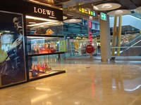 Lojas no free shop do Aeroporto de Barajas, Madri - maio/2011