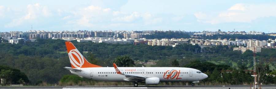Boeing 737.800 da Gol preparando para decolagem no Aeroporto de Braslia - FOTO/CRDITO: Fernando Toscano (www.portalbrasil.net)