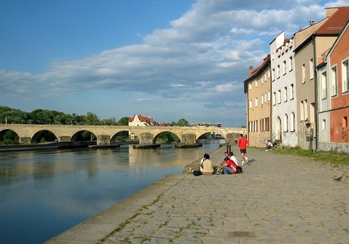 Ponte medieval sobre o Rio Danbio, em Regensburgo (FOTO/CRDITO: http://www.earth-photography.com/Countries/Germany).