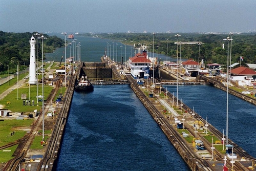 Eclusas no Canal do Panam (ida-vinda de navios, ligando Oceano Atlntico e Oceano Pacfico - 82 km de extenso). FOTO/CRDITO: http://pt.wikipedia.org/wiki/Ficheiro:Panama_Canal_Gatun_Locks.jpg