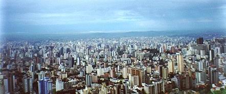 A cidade de Belo Horizonte se impe pelos altos e modernos edifcios comerciais e residenciais