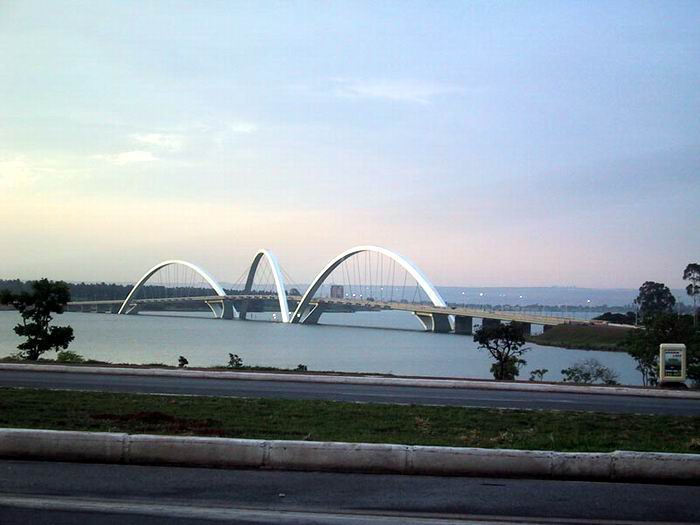 A terceira ponte - inaugurada em 2003 -  um marco da engenharia nacional, com diversos prmios no exterior. Foto: Silas Batista (para o Portal Brasil).