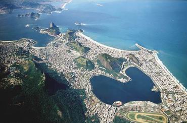 Foto area, podendo ser vista a Lagoa Rodrigo de Freitas e as praias de Copacabana, Leblon e Ipanema.