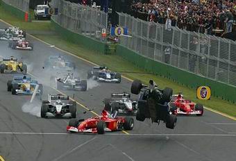 Ralf Schumacher causou o acidente na 1 curva, "passando por cima" de Rubens Barrichello - 03.03.2002