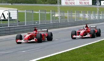 Numa atitude que gerou vaias e repdio geral, Barrichello deixa Schumacher passar para vencer o GP da ustria.