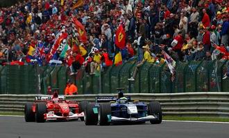 No final da grande reta, Felipe Massa e Michael Schumacher