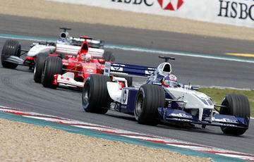 Durante a prova, Montoya (antes de ter problemas), Schumacher e Kimi Raikkonen travaram um belo duelo