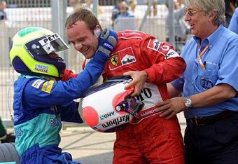 Felipe Massa cumprimenta seu amigo Rubens Barrichello logo aps a prova.