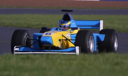 O francs Sebastien Bourdais, tem sido constantemente o mais rpido piloto da F-3000 em 2002. Perdeu a vitria no Brasil quando liderava e teve que parar nos boxes e na Espanha, na ltima volta, quando errou e foi para a grama.