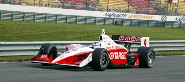 Scott Dixon largou na pole, mas abandonou e agora ocupa a 4 posio no campeonato - 24.08.2003