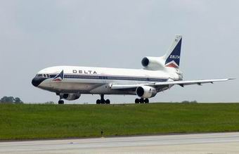 lockheed_l-1011-385 prefixo N737D da Delta Airlines, em Atlanta (Estados Unidos). Esta aeronave teve incio de produo em Abril/72, consumia 10.200 litros de combustvel por hora voada e levava 260 passageiros e 13 tripulantes (verso L-1011-1).