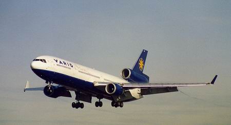 MD-11, prefixo PP-VQF da VARIG, em Porto Alegre - 30.06.2001.