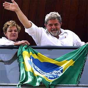 "Lula", acompanhado de sua esposa Marisa, acena aos seus eleitores, em So Paulo - 27.10.2002