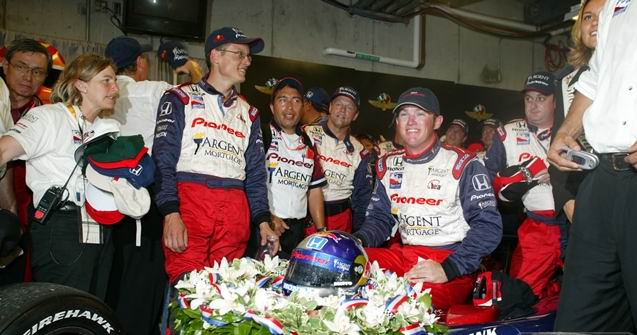 Buddy Rice e sua equipe conseguiram um feito: Largar na pole-position e vencer as 500 milhas de Indianpolis/2004 - foto: 30.05.2004