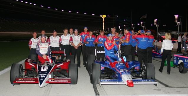 1 fila do grid no Texas: Dario Franchitti e equipe (azul) e Buddy Rice e equipe (vermelho) - foto: 11.06.2004