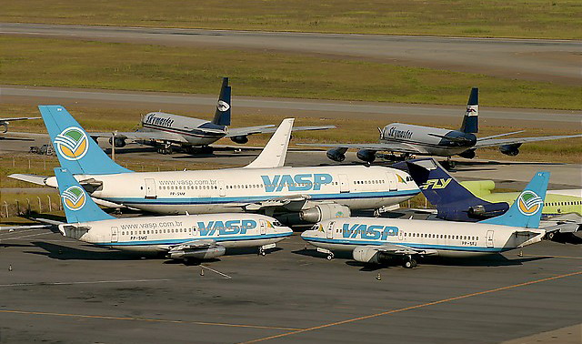 AIRBUS A300, B-737.2A1 E B-737/300 DA VASP PARADOS NO AEROPORTO INTERNACIONAL DE GUARULHOS, SO PAULO - 06 DE MAIO DE 2005 - AO FUNDO OBSERVA-SE UM DC-8F E UM B-707F DA EMPRESA CARGUEIRA SKYMASTER E AO LADO UM B-727/200 DA EXTINTA FLY LINHAS AREAS - Crdito: Fbio Laranjeira