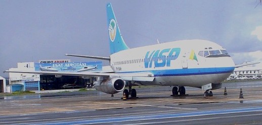 BOEING 737.200, PREFIXO PP-SMH, ESTACIONADO NO PTIO REMOTO DO AEROPORTO DE BRASLIA - FOTO/CRDITO: Fernando Toscano (www.portalbrasil.net)