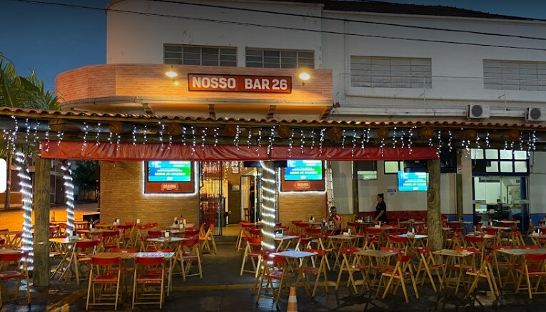 Os bares da cidade de Ituitaba são movimentados, como o Nosso Bar 26, o Bar Ituiutaba e o Resenha Bar & Petiscaria.