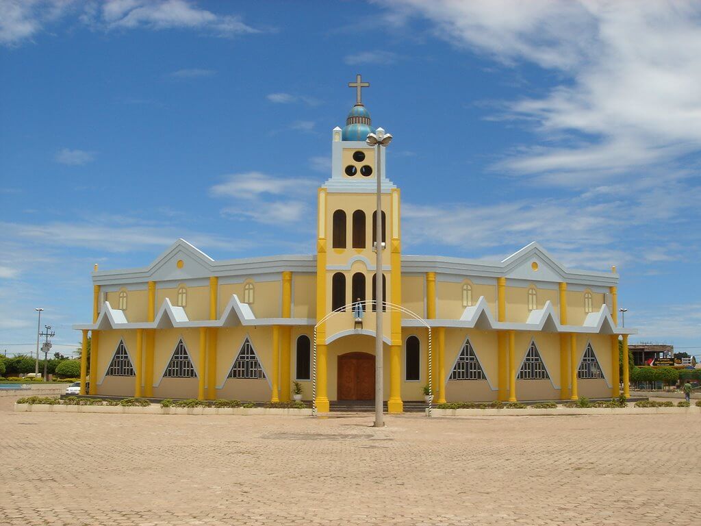 Com base no censo 2010 do IBGE, a religião católica é a mais seguida, na cidade de Luís Eduardo Magalhães, ficando em segundo lugar, os representantes evangélicos. 