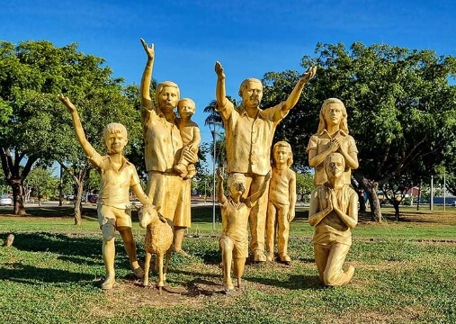 Em frente ao Cruzeiro, fica a obra do escultor carioca Maurício Bentes, formada por um conjunto de esculturas feitas em bronze, na cidade de Palmas.