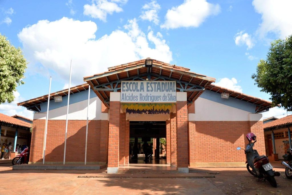 No âmbito da educação básica, Santa Helena de Goiás conta com escolas municipais, estaduais e particulares, que oferecem ensino infantil, fundamental e médio