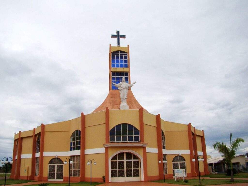 Com base no censo 2010 do IBGE, a religião católica é a mais seguida na cidade de Chapadão do Sul