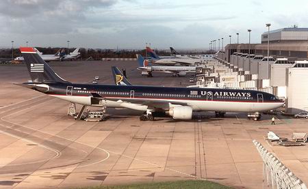 A330-323 da US Airways - Usair, prefixo N672UW, em Manchester (Inglaterra) - 22.10.2001 (www.portalbrasil.eti.br)