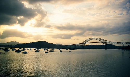 Ponte das Amricas, sobre o Canal do Panam, inaugurada em 12.10.1962 - FOTO/CRDITO: http://www.malapronta.com.br/blog/2011/12/15/fotos-da-cidade-do-panama/