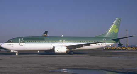 Boeing 737.448, prefixo EI-BXI da AerLingus, visto em Nova Iorque (JFK) em Janeiro de 2002 (www.portalbrasil.net).