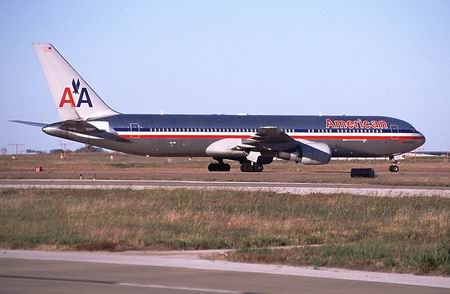 Boeing 767.323ER, prefixo N398AN da American Airlines, em Dallas (Estados Unidos) - 24.11.2001 - www.portalbrasil.net.
