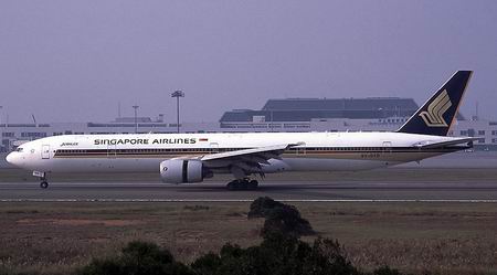Boeing 777.312, prefixo 9V-SYD da Singapore Airlines, em Taipei (Taiwan - Formosa) - 16.12.2001.