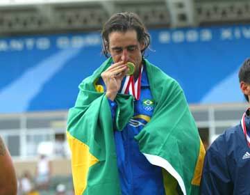 Fernando Meligeni ganhou o ouro na final do tnis masculino, simples, vencendo ao chileno Marcelo Ros - Meligeni se despediu do esporte em alto estilo - foto de 10.08.2003