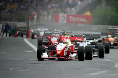 GP de Pau (Frana), com Ryan Briscoe  frente.