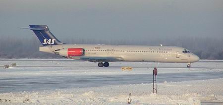 MD-87, prefixo OY-KHF da SAS (Scandinavian Air System), fotografado em So Petesburgo (Rssia), em 21.12.2001.