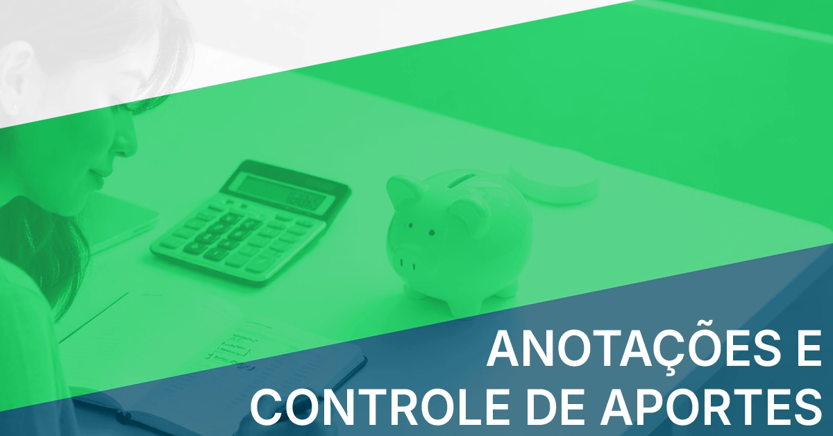 Pessoa planejando suas economias com uma calculadora, um caderno e um cofrinho neutro sobre uma mesa organizada. Cena de mesa organizada com calculadora, caderno e cofrinho; estilo editorial neutro, sem dados pessoais e acessível.