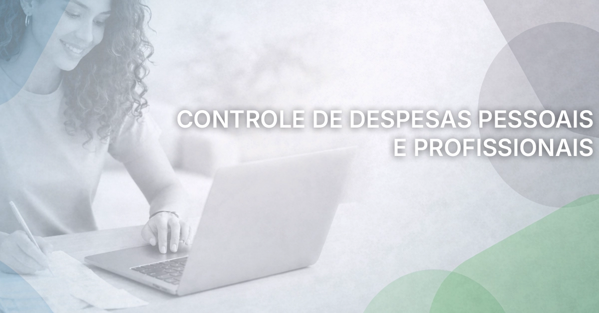 Pessoa preenchendo planilha de gastos no notebook com recibos e celular sobre a mesa Foto editorial limpa que comunica organização e controle; sem marcas ou dados pessoais visíveis.