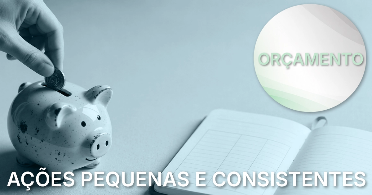 Uma pessoa colocando uma moeda em um cofrinho ao lado de um caderno simples de orçamento mensal sinaliza que economizar dinheiro é um hábito diário construído com ações pequenas e consistentes.