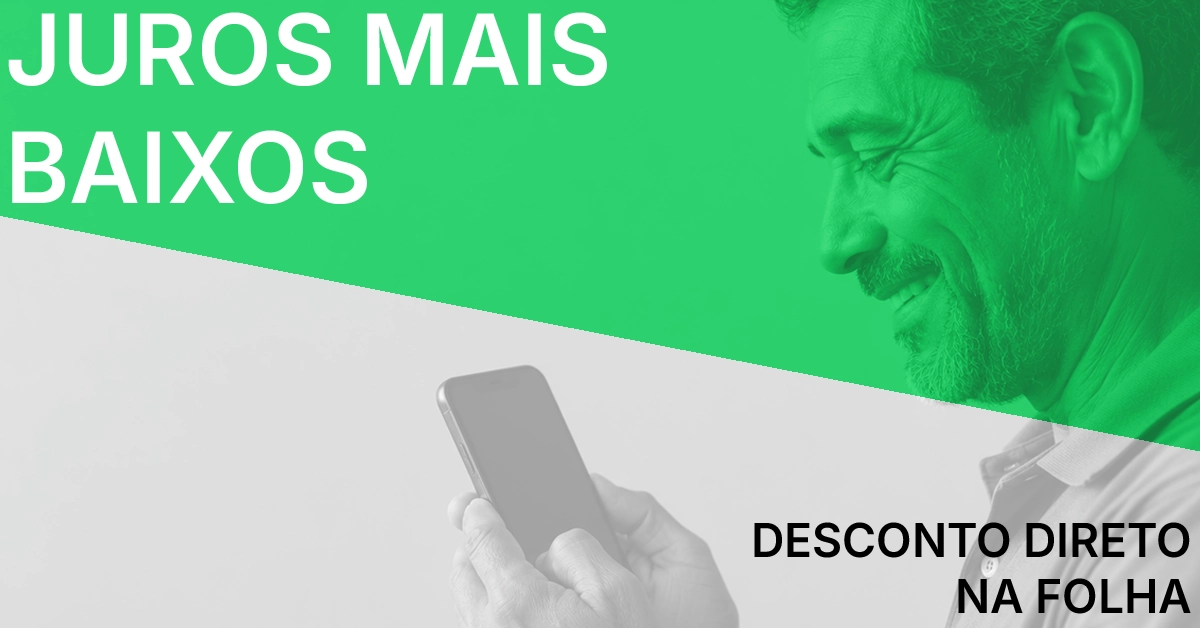 Aposentado analisando oferta de empréstimo consignado